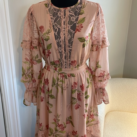 Forever 21 Dresses & Skirts - Lace-Trim Tiered Floral Maxi Dress